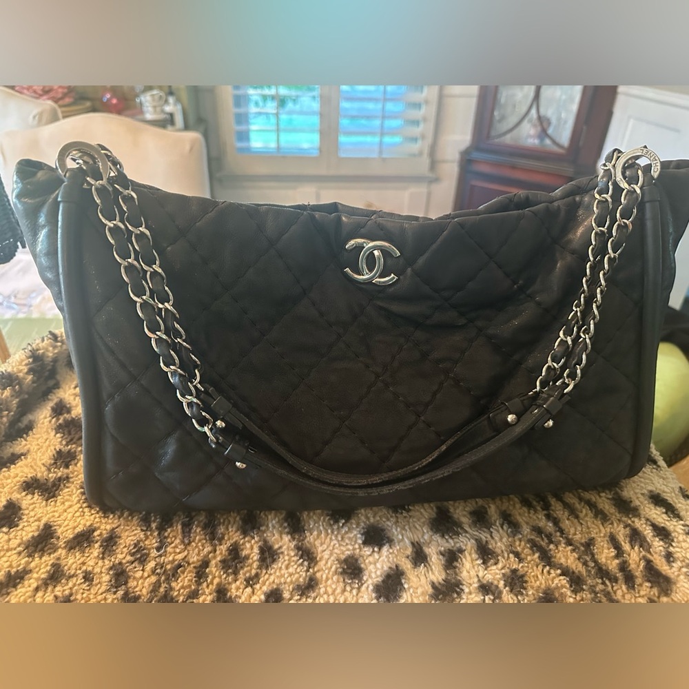CHANEL Black Quilted Bag with Silver Chain